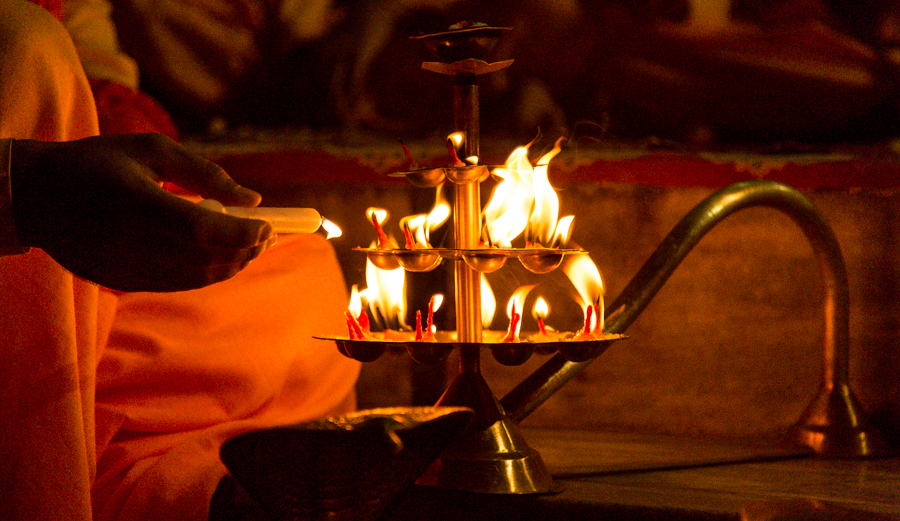 Paysage brumeux de l'Arunachal Pradesh au lever du soleil