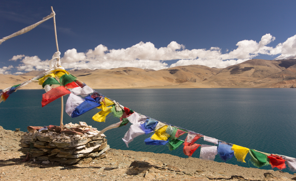 Monastère bouddhiste du Ladakh avec drapeaux de prières multicolores