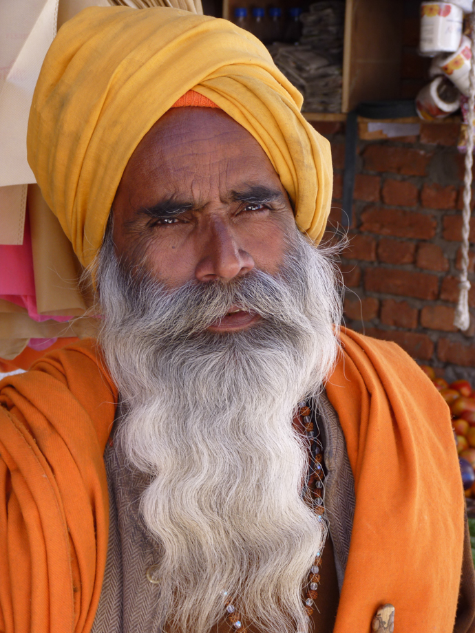 Sadhu en méditation au bord du Gange